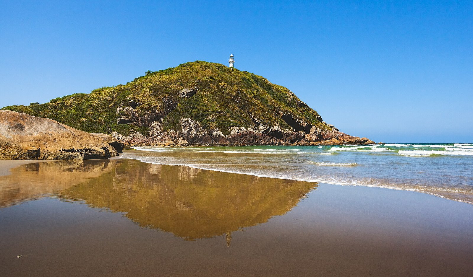 Farol das Conchas visto da praia na Ilha do Mel em Paranaguá